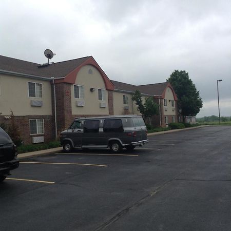 Super 8 By Wyndham Carthage Hotel Exterior photo