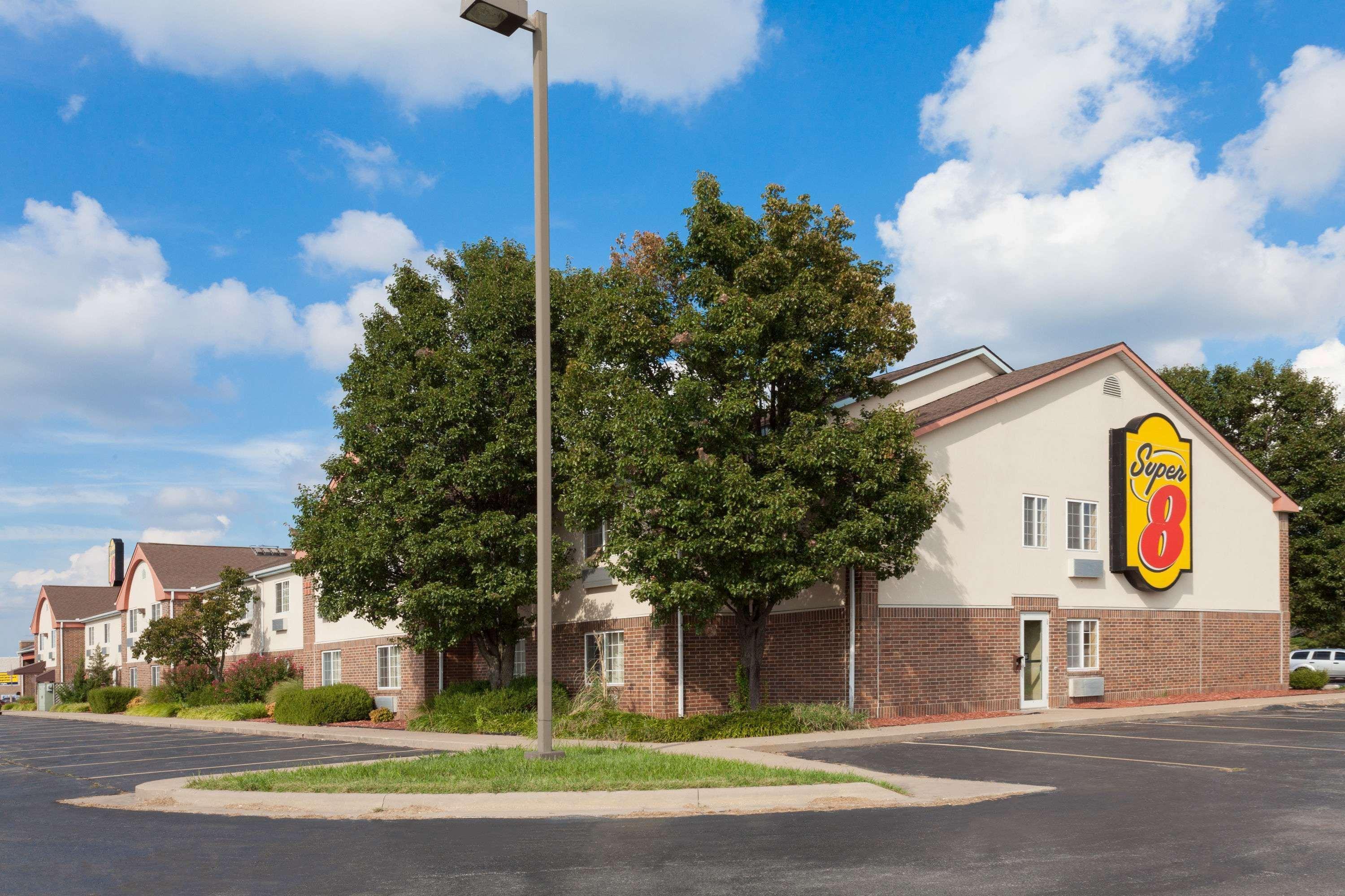 Super 8 By Wyndham Carthage Hotel Exterior photo