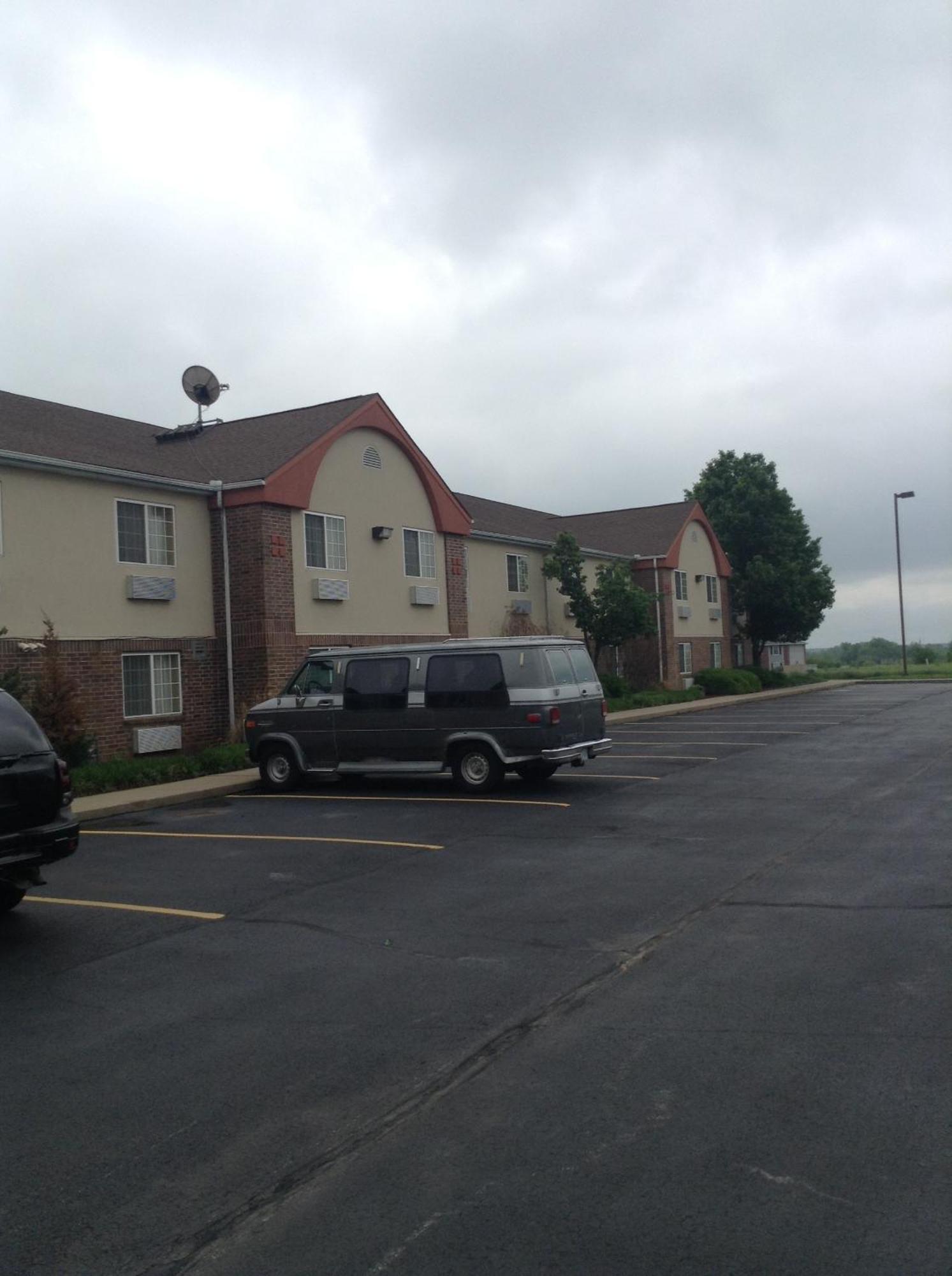 Super 8 By Wyndham Carthage Hotel Exterior photo