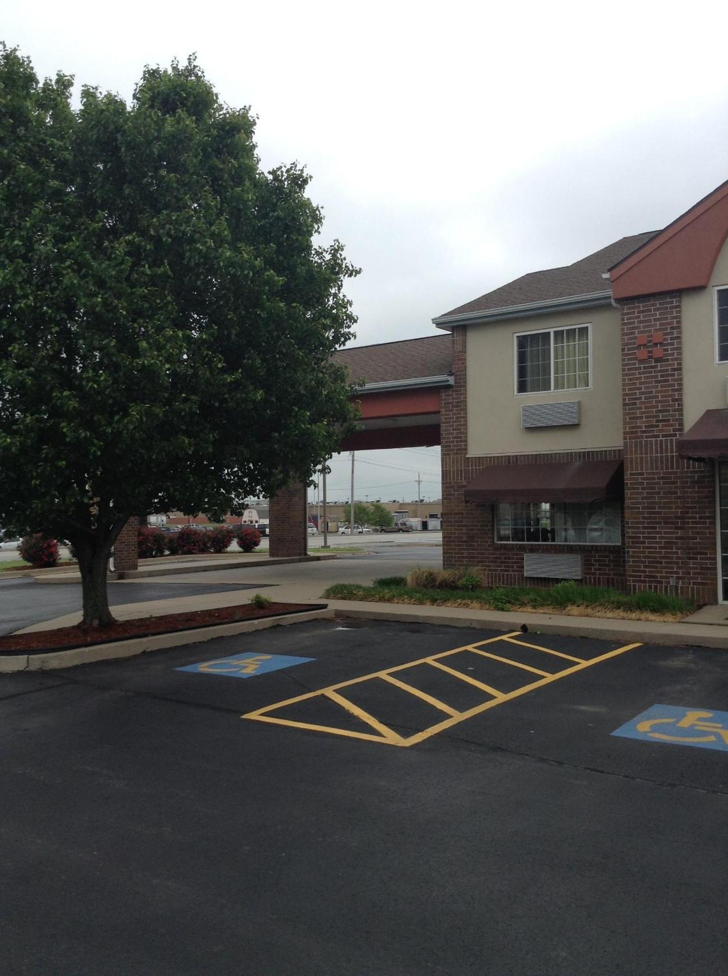 Super 8 By Wyndham Carthage Hotel Exterior photo